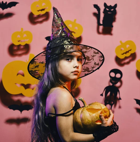 Feest halloween. Kleine heks dragen zwarte hoed. Meisje met kalme gezicht — Stockfoto