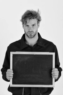 mekanik atölye. Mekanik veya repairer blackboard ile kopya alanı tutar.