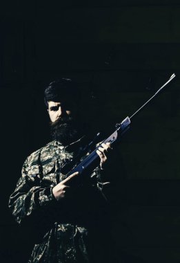 tüfekçi. Avcı kavramı. Maço gamekeepers evinde sıkı yüzünde. Hunter, silahla acımasız hipster hazırlamak tüfek avcılık için kopya alanı