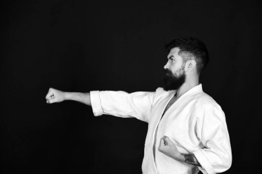 Üniformalı ciddi yüzlü karateci..