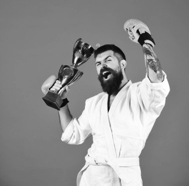 Karate kazanan. Savaş ana yarışmada zafer kutluyor.