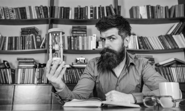 Kütüphaneci kütüphanede. Adam düşünceli yüzünde ise eğitim, kitap rafı arka plan üzerinde kum saati tutar. Öğretmen ya da sakal Kitaplığı'nda eğitim ile öğrenci. Kendi eğitim kavramı.