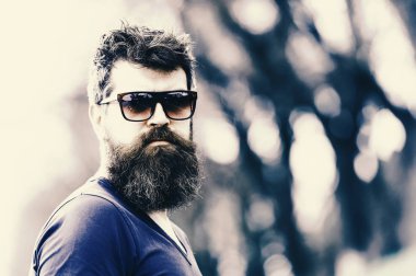 Maço onun orta 30'lu veya 40'lar ile şık saç şehirde geziniyor. Sakallı adam açık havada poz güneş gözlüğü takıyor. Aktif yaşam tarzı, eğlence ve rekreasyon kavramı