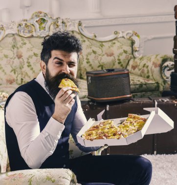 İtalyan pizza. Klasik giysiler aç, tutar dilim peynir pizza, maço yiyor, tat, iç arka plan zevk. Bon olsun kavramı.