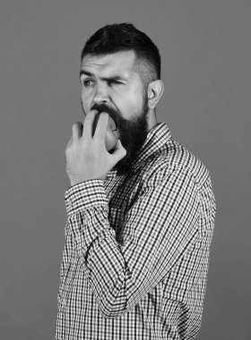 Kafası karışmış çiftçi taze meyve ısırıyor..