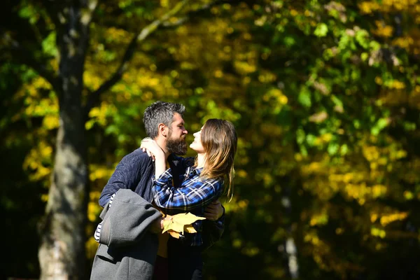 Man en vrouw met gepassioneerde gezichten op natuurlijke achtergrond. — Stockfoto