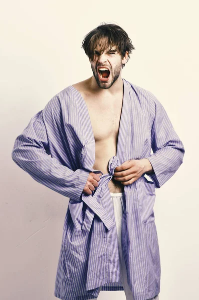 Modelo de moda. Hombre con barba en bata azul sobre fondo gris . — Foto de Stock