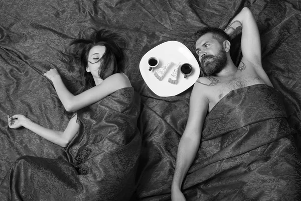 İki aşık. Erkek ve kadın yarısı kapalı organları yalan yatak odasında — Stok fotoğraf