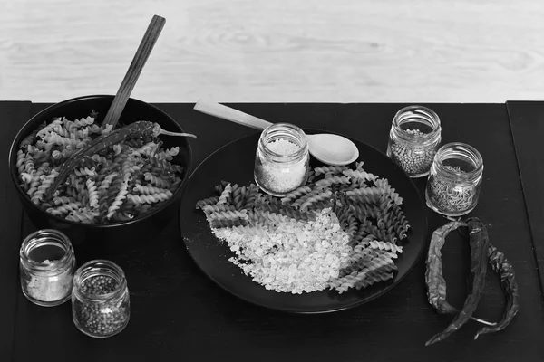 Geschmack und würzige Küche Konzept. Fusilli mit Salz auf Teller — Stockfoto
