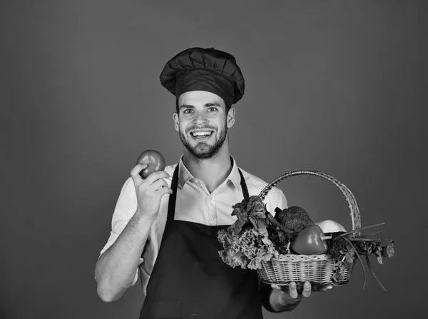 Mannen med skägg på röd bakgrund. Matlagning koncept. — Stockfoto