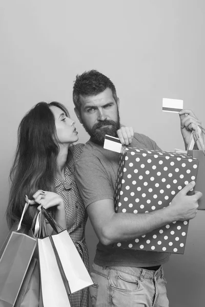 Ερωτευμένο ζευγάρι αγκαλιές κατέχουν μεγάλο κουτί και τσάντες για ψώνια — Φωτογραφία Αρχείου