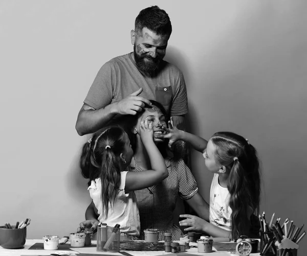 Padres e hijos pintados con gouache sobre fondo azul —  Fotos de Stock