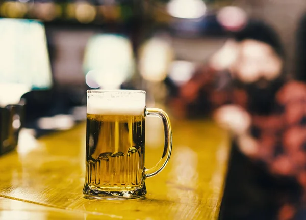 Hideg, ízletes sörrel töltött pohár a kocsmában. — Stock Fotó