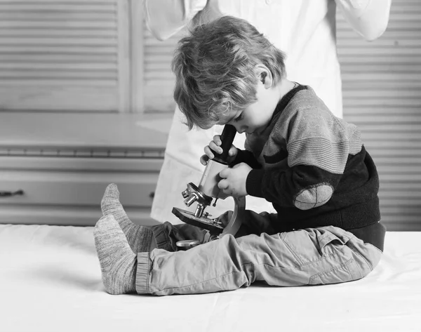 Hombre y niño con cara ocupada jugar médico o científico . — Foto de Stock