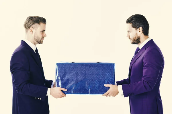 Два бізнесмени тягнуть війну з коробкою . — стокове фото