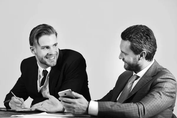 Managers with happy faces discuss and surf internet. — Stock Photo, Image