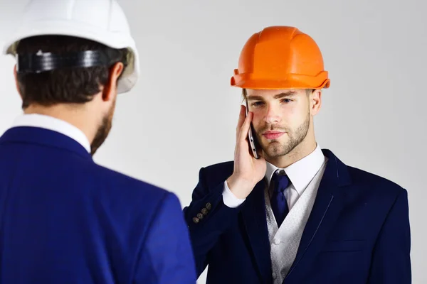 Ingenieros en cascos con caras serias . — Foto de Stock