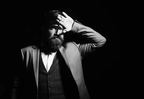 Barbería. Estilo de pelo. El hombre con barba larga sostiene tijeras de acero. Empresario de traje — Foto de Stock