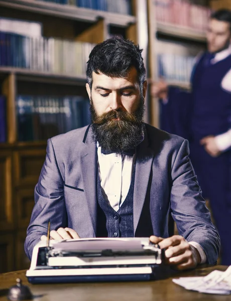 Scrittore al lavoro. Uomo con la barba e la faccia occupata sedersi in biblioteca — Foto Stock