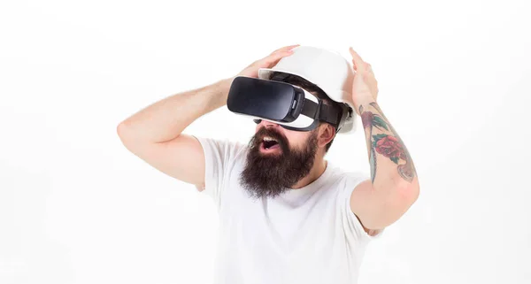 Homem com barba longa em óculos VR com experiência assustadora, conceito de realidade virtual. Construtor brutal com barba no capacete de segurança isolado no fundo branco. Homem barbudo gritando por medo — Fotografia de Stock