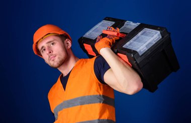 İşçi, repairer, tamirci, güçlü Oluşturucusu'düşünceli yüz taşıyan araç omuz, çalışmaya hazır. Onarım ve yenileme kavramı. Kask, kask içinde adam araç, mavi arka plan tutar