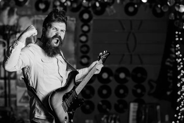 Adoro música. Músico com barba tocar guitarra elétrica instrumento musical . — Fotografia de Stock