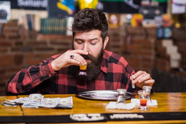 Guy pasar el ocio en el bar conseguir alto, fondo desenfocado . — Foto de Stock