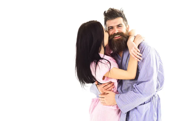 Jovem casal satisfeito no amor abraçando suavemente em pijama, espaço de cópia. Relacionamento e objetivos de fim de semana. Casal no amor abraço, menina beijando macho, isolado no fundo branco — Fotografia de Stock