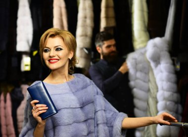 Zerafet ve glamour kavramı. Adam ve kız ile gülümseyen yüzler