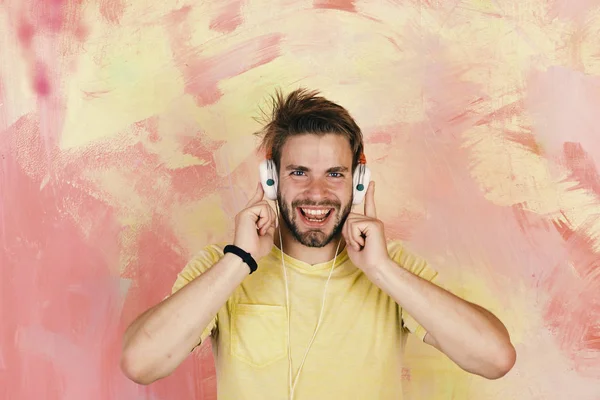 Americano guapo barbudo con auriculares. Estilo de vida musical . — Foto de Stock