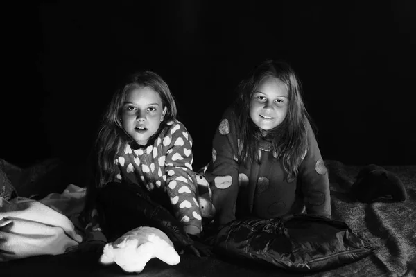 Kızlar pijama partisi verir. Pijamalı çocuklar oturur. — Stok fotoğraf