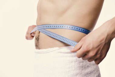 Adam beyaz havlu ve beyaz arka plan üzerinde izole bant ile