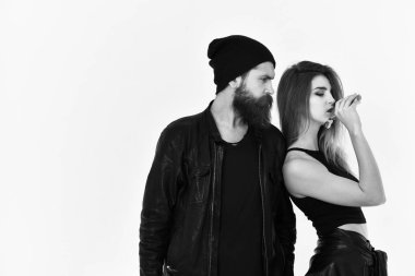 Kız ve sakallı adam siyah deri ceketli ve şapkalı.