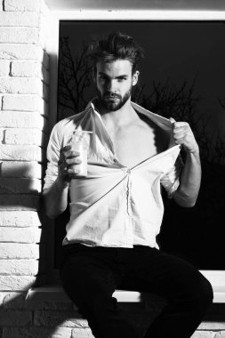 Yakışıklı, sakallı, maço, seksi adam.