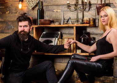 Çift gamekeepers evde, ahşap iç arka plan romantik akşamın. Aşık çift birlikte ellerini tutar. Kız ve erkek rahat yüzleri sıcak atmosferinin keyfini çıkarın. Romantik akşam kavramı