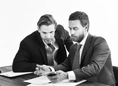 Sakallı adam proje için mutlu işadamı gösterir..