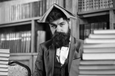 Tıraşsız delikanlı ile sıkılmış yüz ve klasik giyim