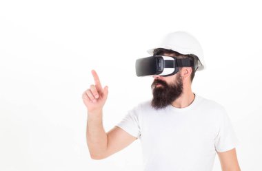 Koruyucu kask dijital dokunmatik ekran kullanma içinde sakallı adam. Beyaz arka plan üzerinde izole Vr kulaklık giyen acımasız sakallı inşaat patron. Sanal gerçeklik yaşandığı sakallı Oluşturucu