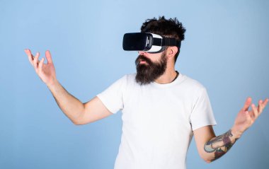 Kavram deneyim Vr gözlük çok boyutlu video, 3d tarafından etkilendim hipster sakallı adam. Üzerinde mavi arka plan izole idk duruş sakallı adam. Sakallı mühendis program hata hakkında clueless