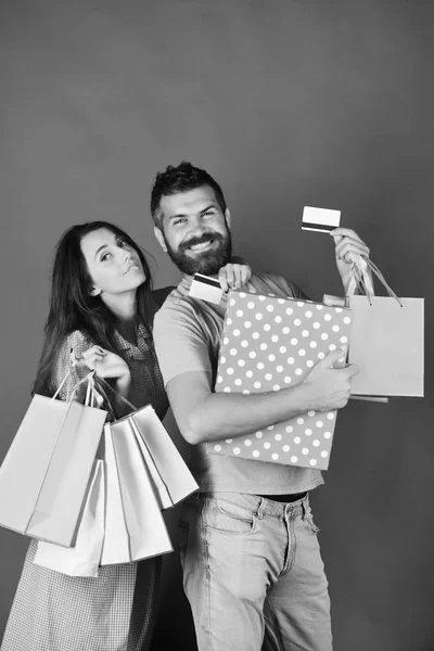 Chico con barba y chica con caras felices hacer compras . —  Fotos de Stock