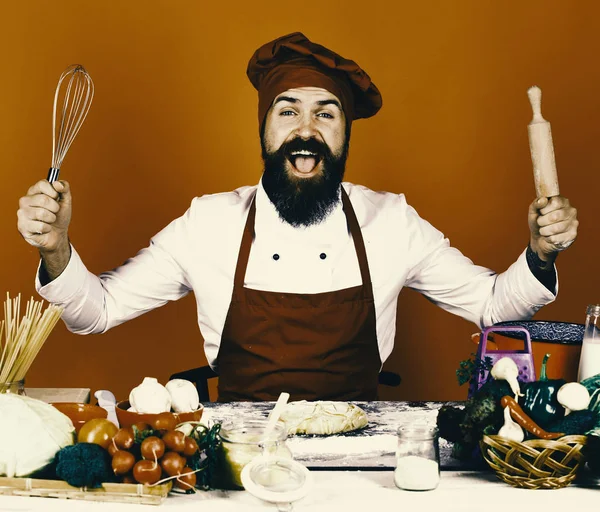 Chef met pasta, groenten en deeg op tafel. — Stockfoto