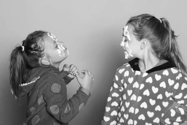 Kids pose on pink background. Girls in polka dotted pajamas — Stock Photo, Image