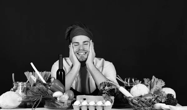 Кухня та професійна кухня. Людина в бордовому капелюсі і фартуху — стокове фото