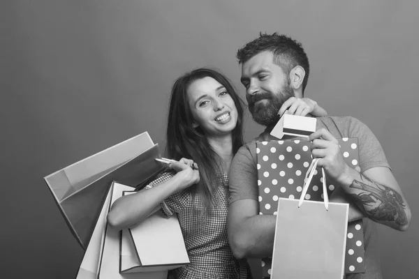 Cara com barba e senhora bonita com fazer compras — Fotografia de Stock