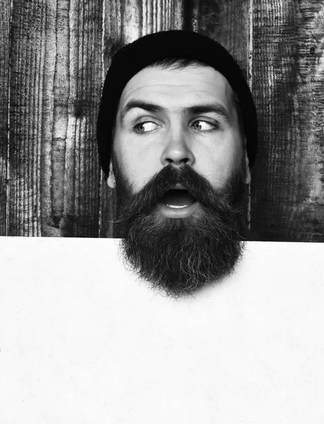 Baard brutale Kaukasische hipster met wit vel papier — Stockfoto