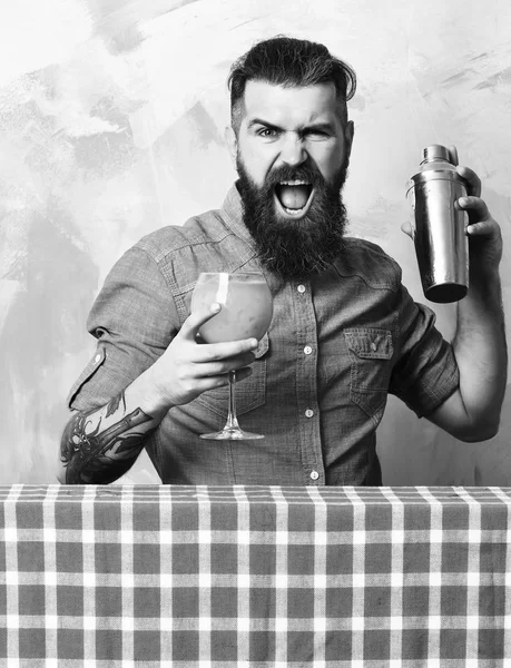 Brutal caucasian hipster doing tropical alcohol fresh cocktail — Stock Photo, Image