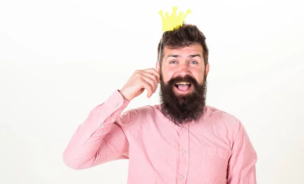 党的国王, 生日的概念。在白色背景的快乐胡子男子。长胡子的人和张开的嘴持有纸冠。时髦与兴奋的外观和时髦的胡子摆着纸配件 — 图库照片