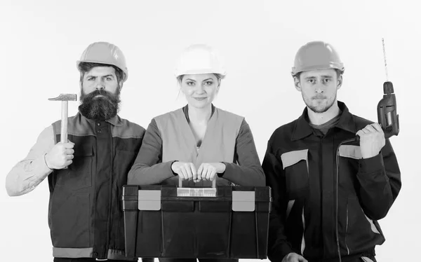 Retrato de carpinteros confiados llevando caja de herramientas y herramientas —  Fotos de Stock