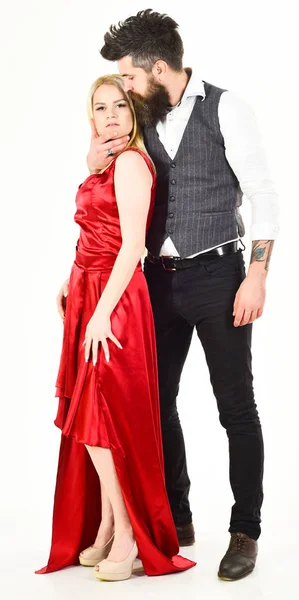Ρομαντική ιδέα. Ζευγάρι με την αγάπη, παθιασμένοι εραστές σε κομψά ρούχα, λευκό φόντο. Γυναίκα με κόκκινο φόρεμα και άνθρωπος με γιλέκο. Γενειοφόρος hipster και ελκυστικό κυρία ντυμένοι κομψά εκδήλωση — Φωτογραφία Αρχείου