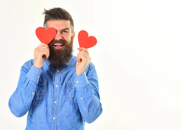 Macho con cara feliz sostiene tarjetas de San Valentín, espacio para copiar — Foto de Stock